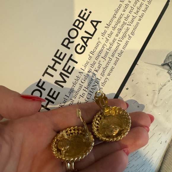 St. John large black enamel and gold tone vintage clip on earrings - Picture 11 of 12